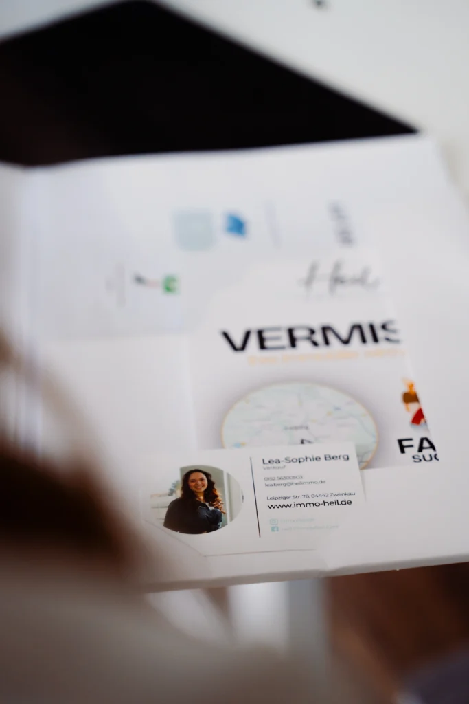 Geschäftskarte von Lea-Sophie Berg von Heil Immobilien mit Foto, Kontaktdaten und der Website www.immo-heil.de.
